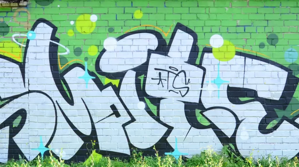 How To Do Graffiti Letters With Spray Paint