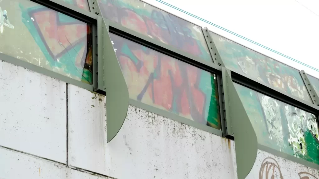 How do you spray paint graffiti in impossible places
